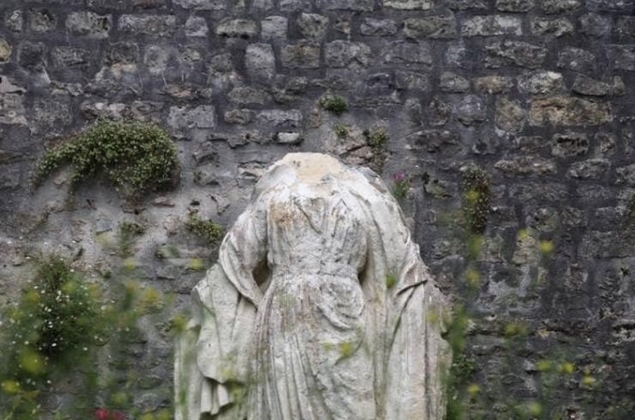 À Bayeux, la vierge de l’allée des Augustines de nouveau décapitée