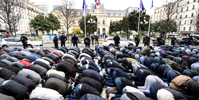 A Clichy une centaine d’élus LR, UDI, MoDem et FN tentent d’empêcher une prière de rue