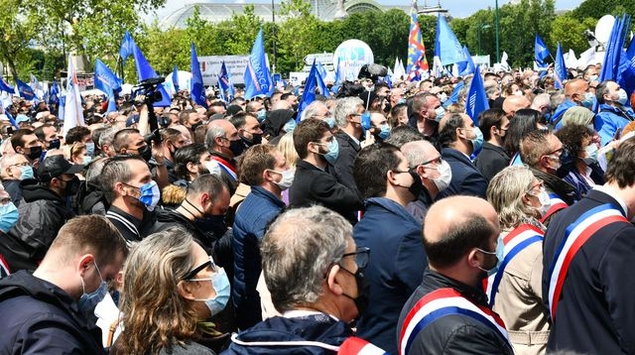 Darmanin hué à la manifestation en soutien aux policiers