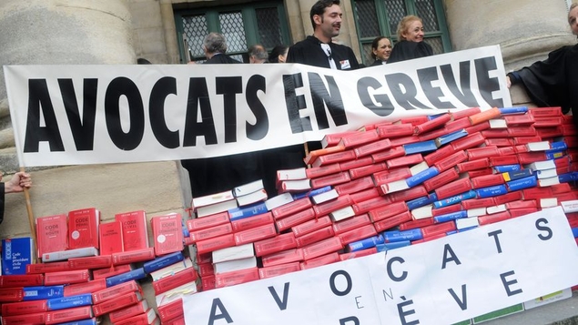 Et maintenant, c’est au tour des avocats de se mettre en grève…