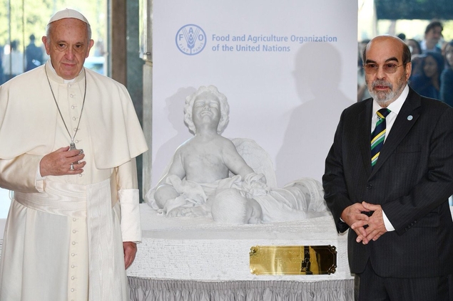 Le Pape offre une statue partisane