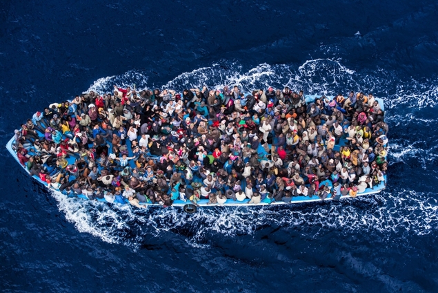 Les migrants sont torses nus et hurlent comme des sauvages !