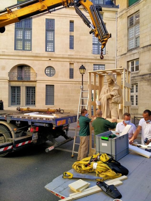 Retrait de la statue de Voltaire : le jeu trouble de la mairie de Paris