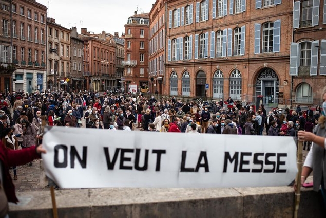 Une reporter de Quotidien signale à la police des catholiques qui prient devant une église